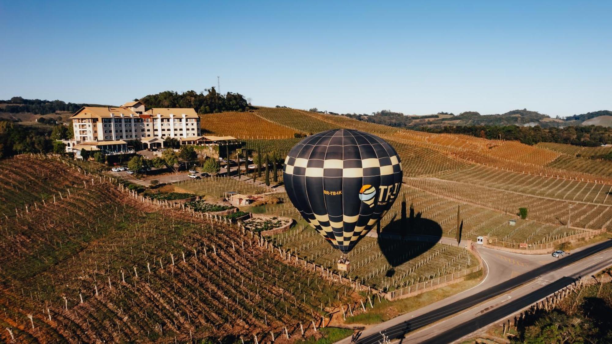 Spa Do Vinho Condominio Vitivinicola Bento Gonçalves Exterior foto Hot air balloon over the vineyards of the resort